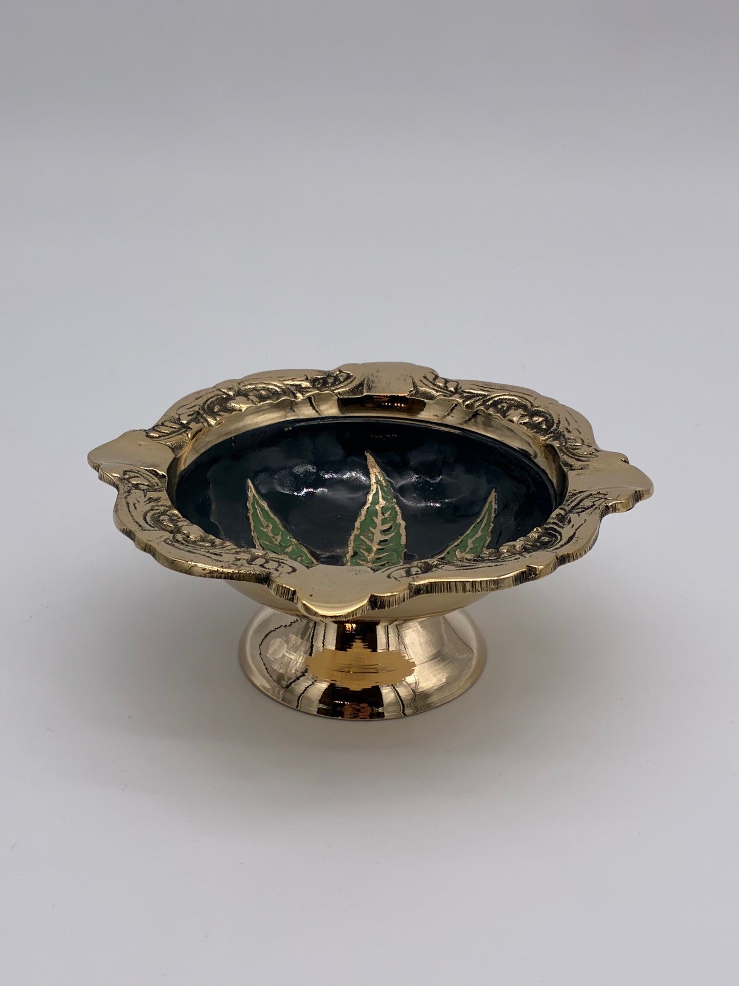 Brass Mull Bowl With Leaf Large